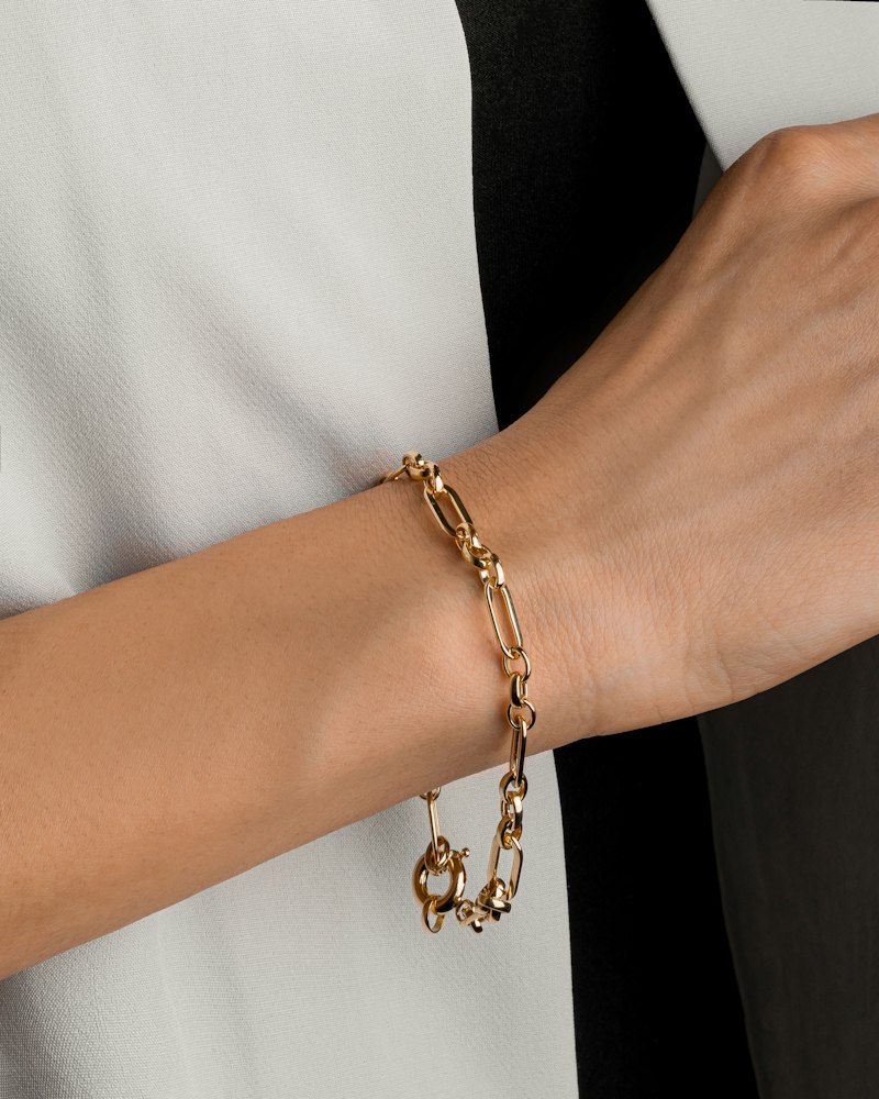 Pulseira de ouro no pulso